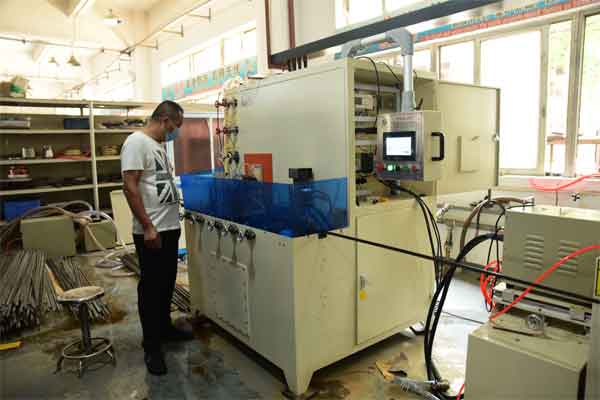 感应淬火机床-在逆变器的进线段采用了一个滤波电容