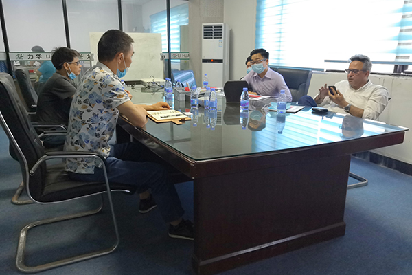 山东高频淬火机床厂家—外国客户看厂