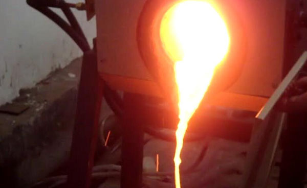 小型熔炼炉熔化成功.jpg